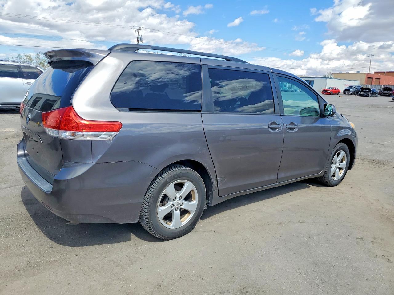 2011 Toyota Sienna Le - Image 3