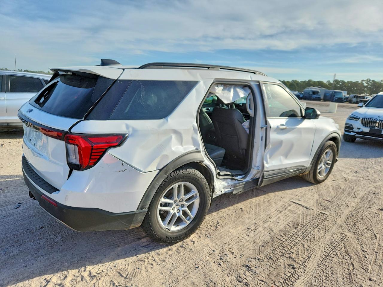 2026 Ford Explorer Active - Image 3