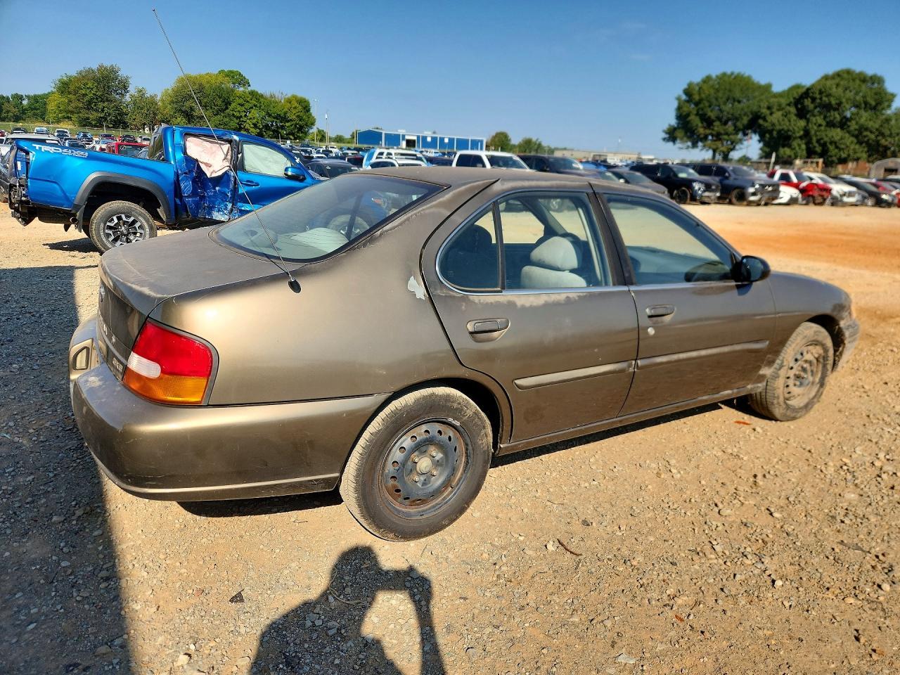 1999 Nissan Altima Xe - Фото 3