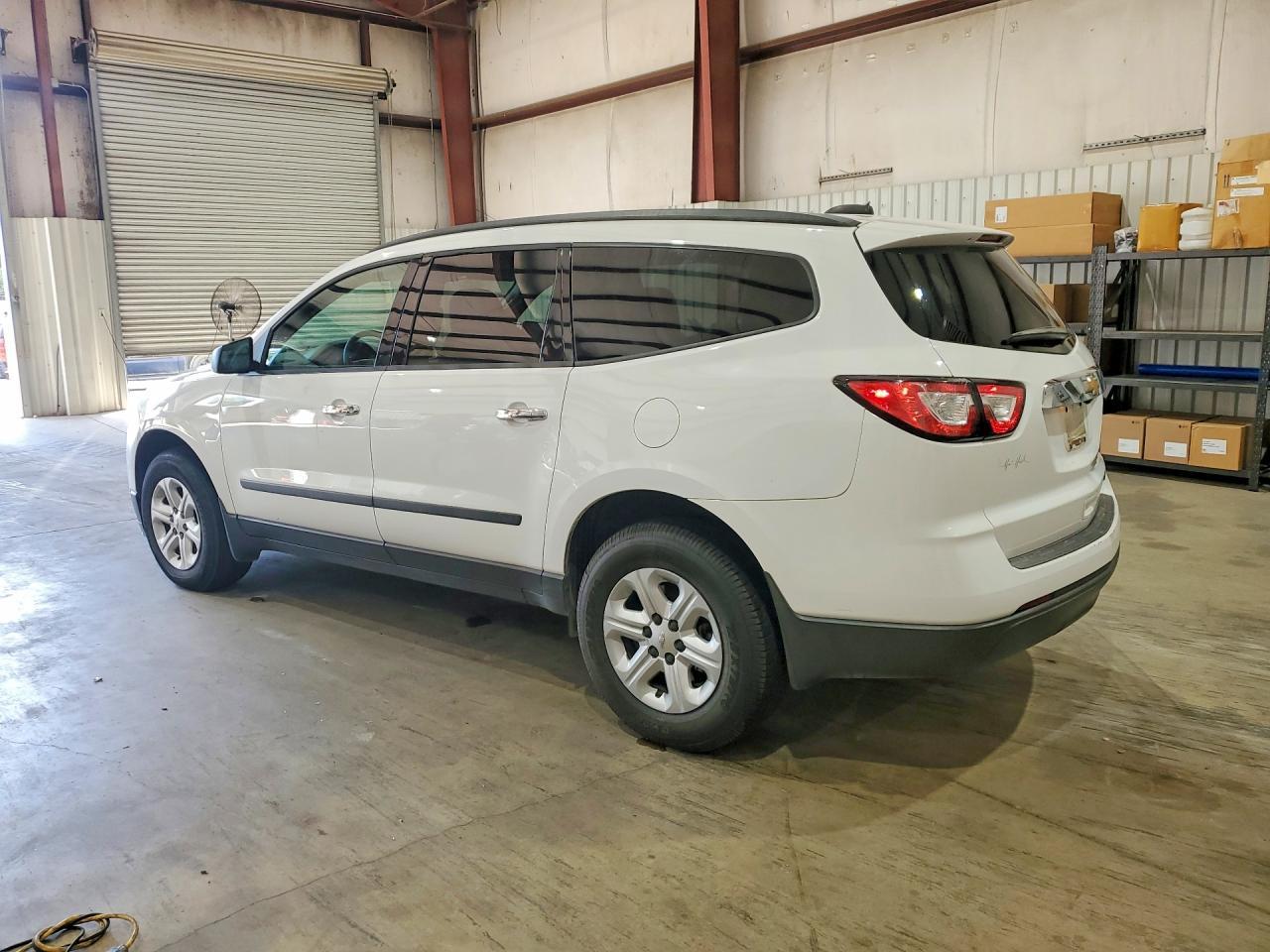 2016 Chevrolet Traverse Ls - Фото 2