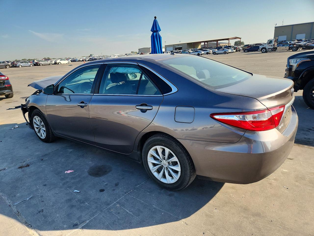 2015 Toyota Camry Le - Фото 2