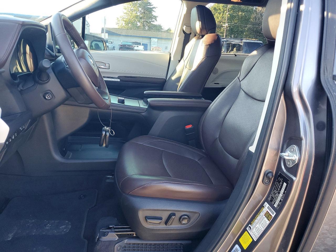 2023 Toyota Sienna Platinum 7-Passenger - Image 7