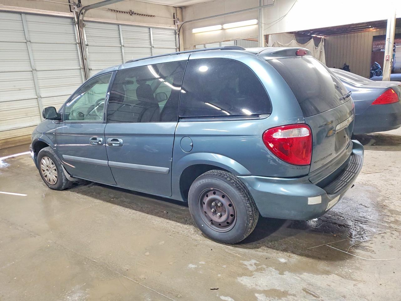 2006 Chrysler Town & Country - Image 2