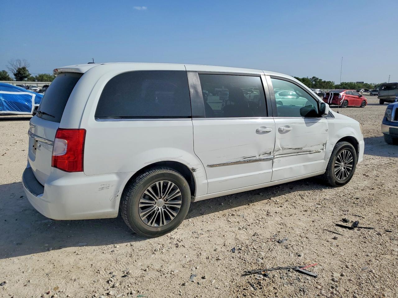 2014 Chrysler Town & Country S - Image 3