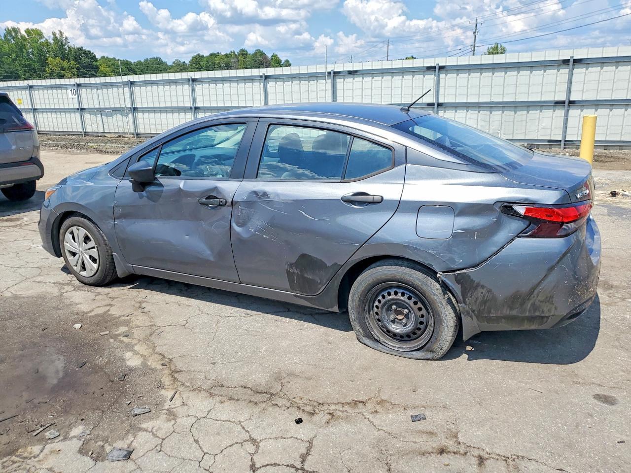 2020 Nissan Versa S - Фото 2
