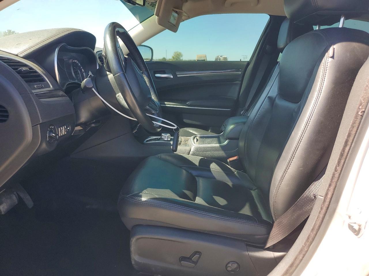2020 Chrysler 300 Touring - Фото 7