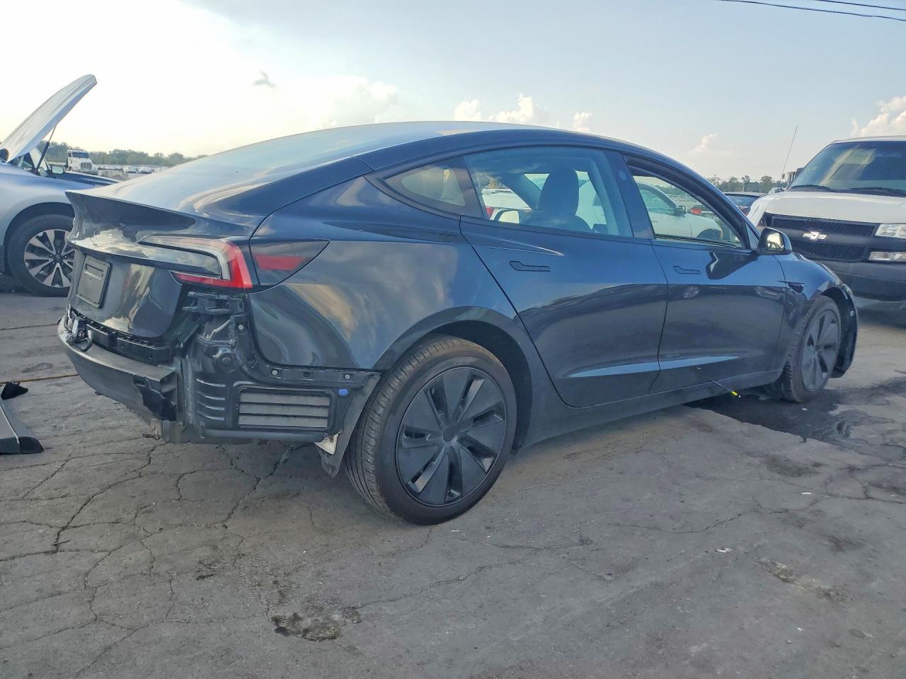 2025 Tesla Model 3 - Фото 3