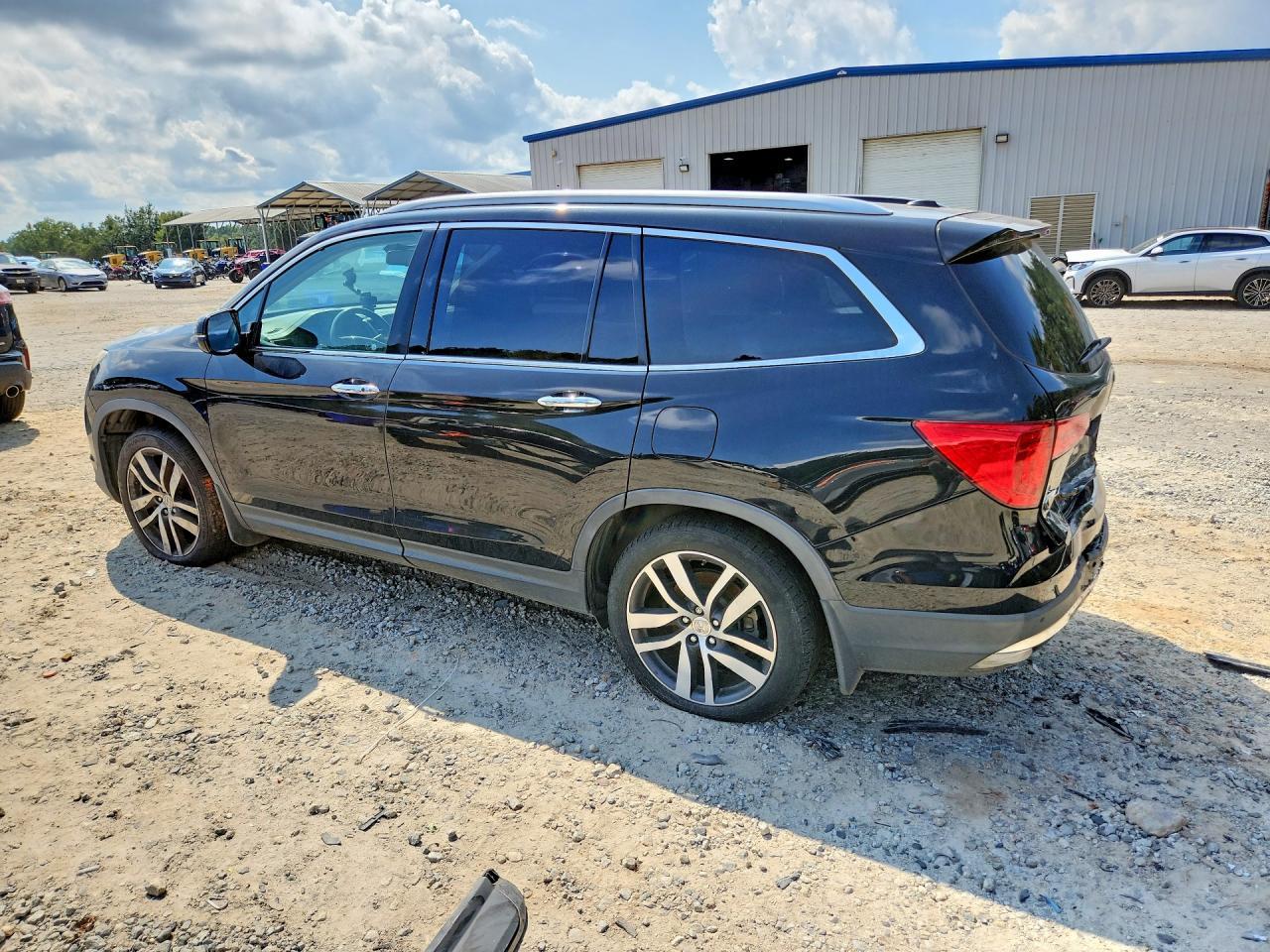 2017 Honda Pilot Touring - Image 2