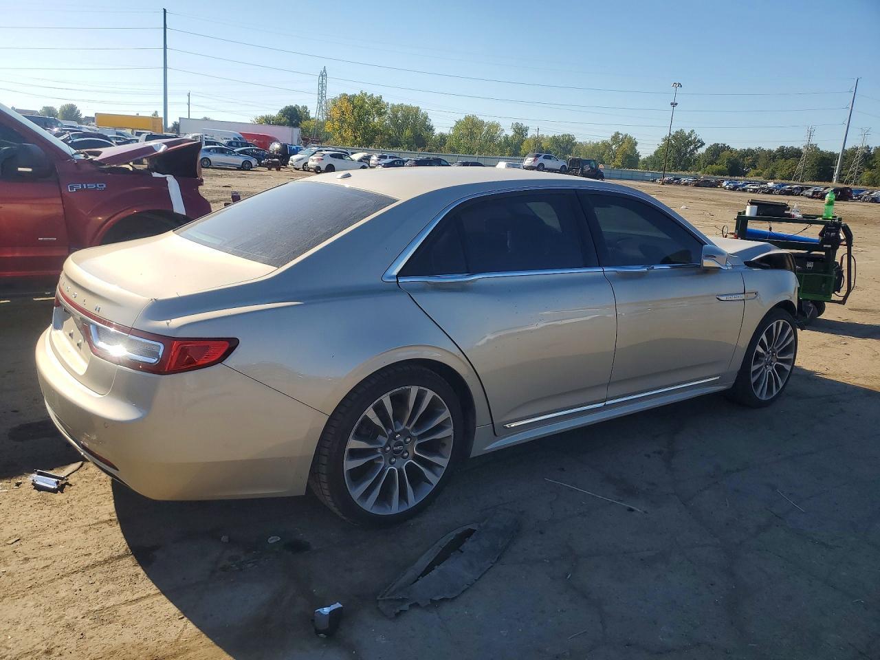 2017 Lincoln Continental Select - Фото 3