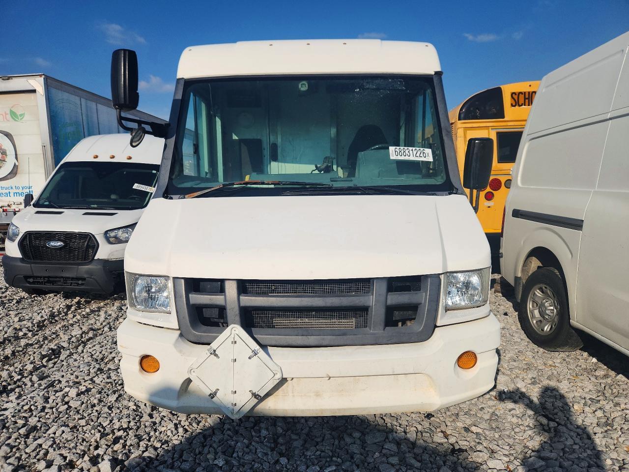 2017 Isuzu Reach - Delivery Van - Фото 5