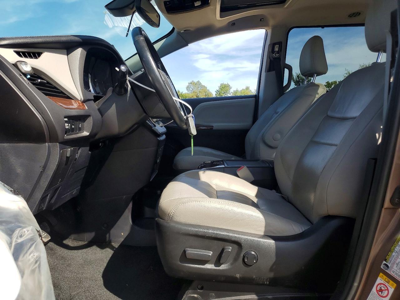 2018 Toyota Sienna Limited 7-Passenger - Image 7