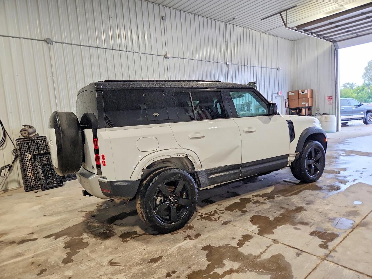 2023 Land Rover Defender 110 S - Фото 3
