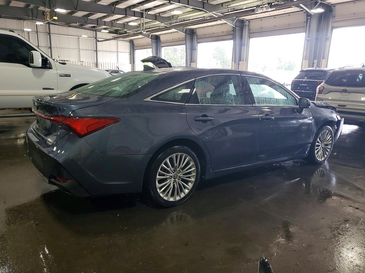 2022 Toyota Avalon Limited - Image 3