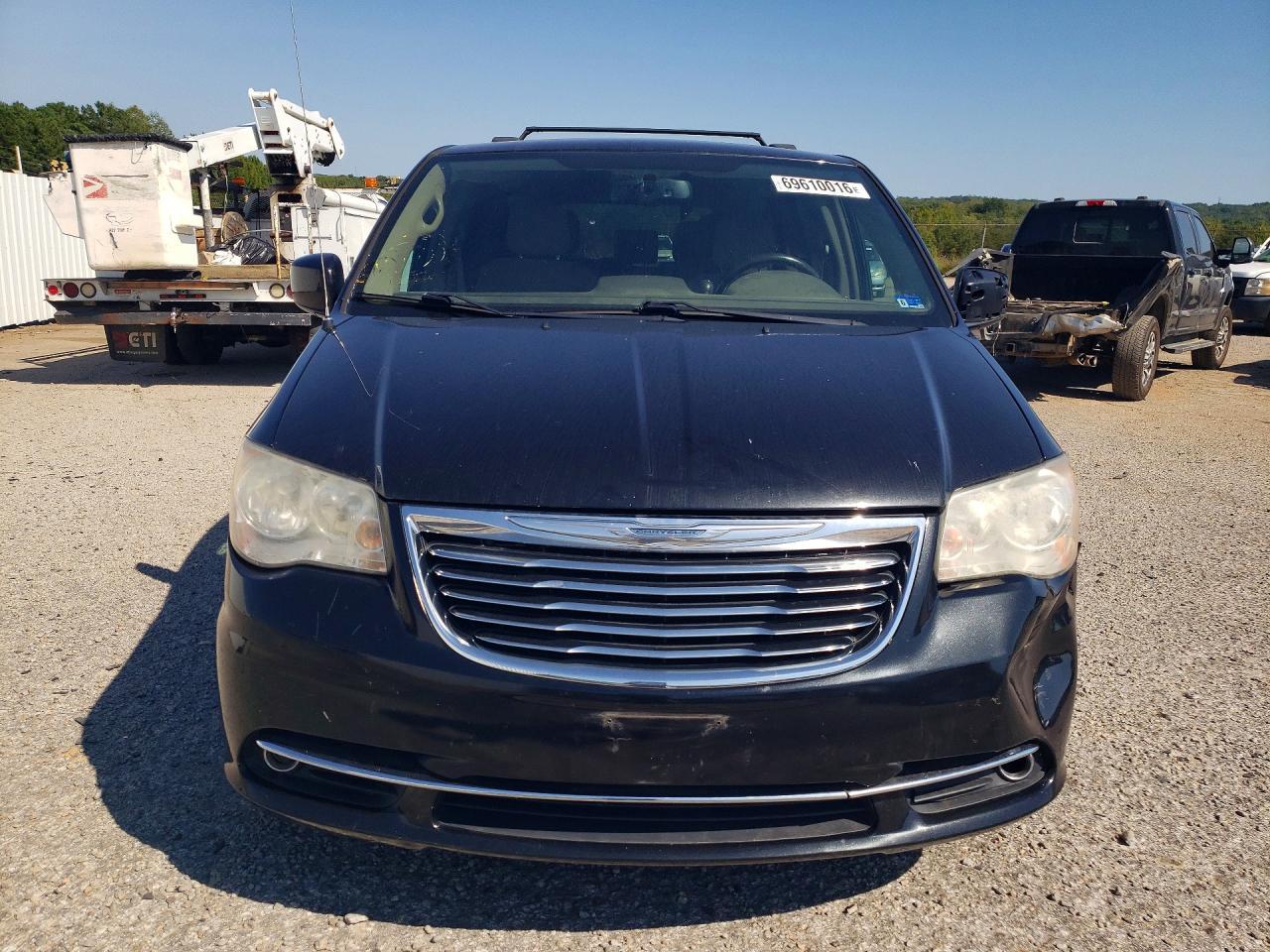2012 Chrysler Town & Country Touring - Фото 5