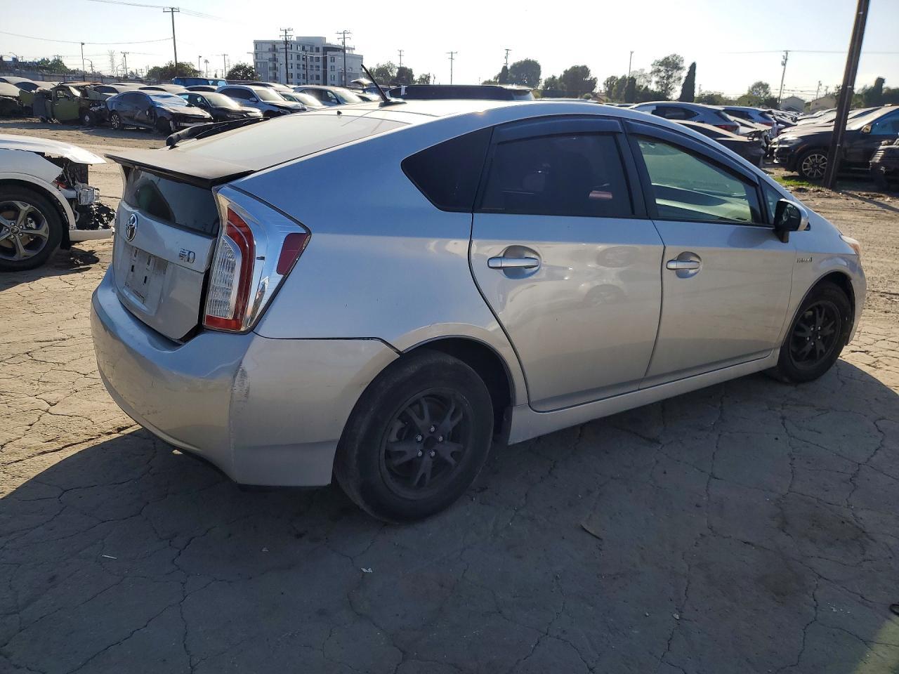 2014 Toyota Prius Three - Фото 3