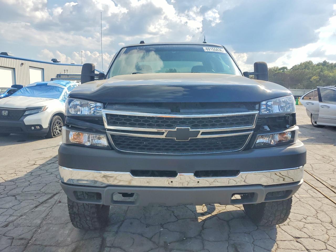 2005 Chevrolet Silverado C2500 Heavy Duty - Image 5