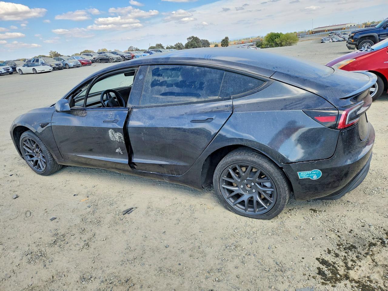 2025 Tesla Model 3 - Фото 2
