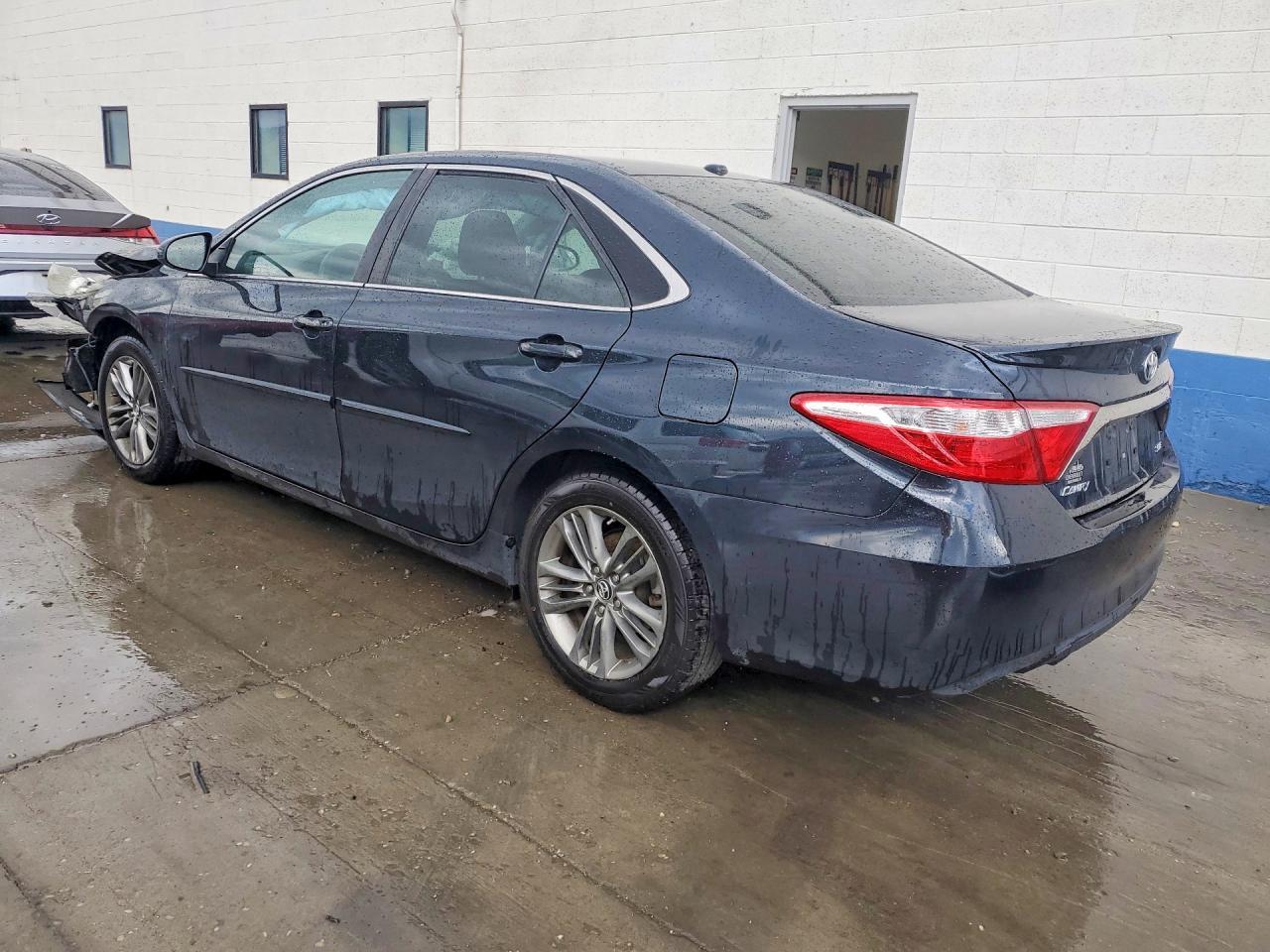 2016 Toyota Camry Se - Фото 2