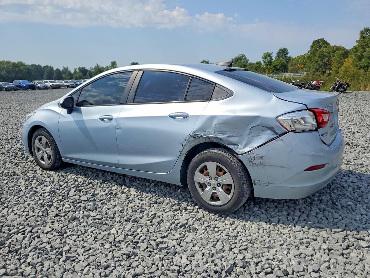 2017 Chevrolet Cruze Ls - Фото 2