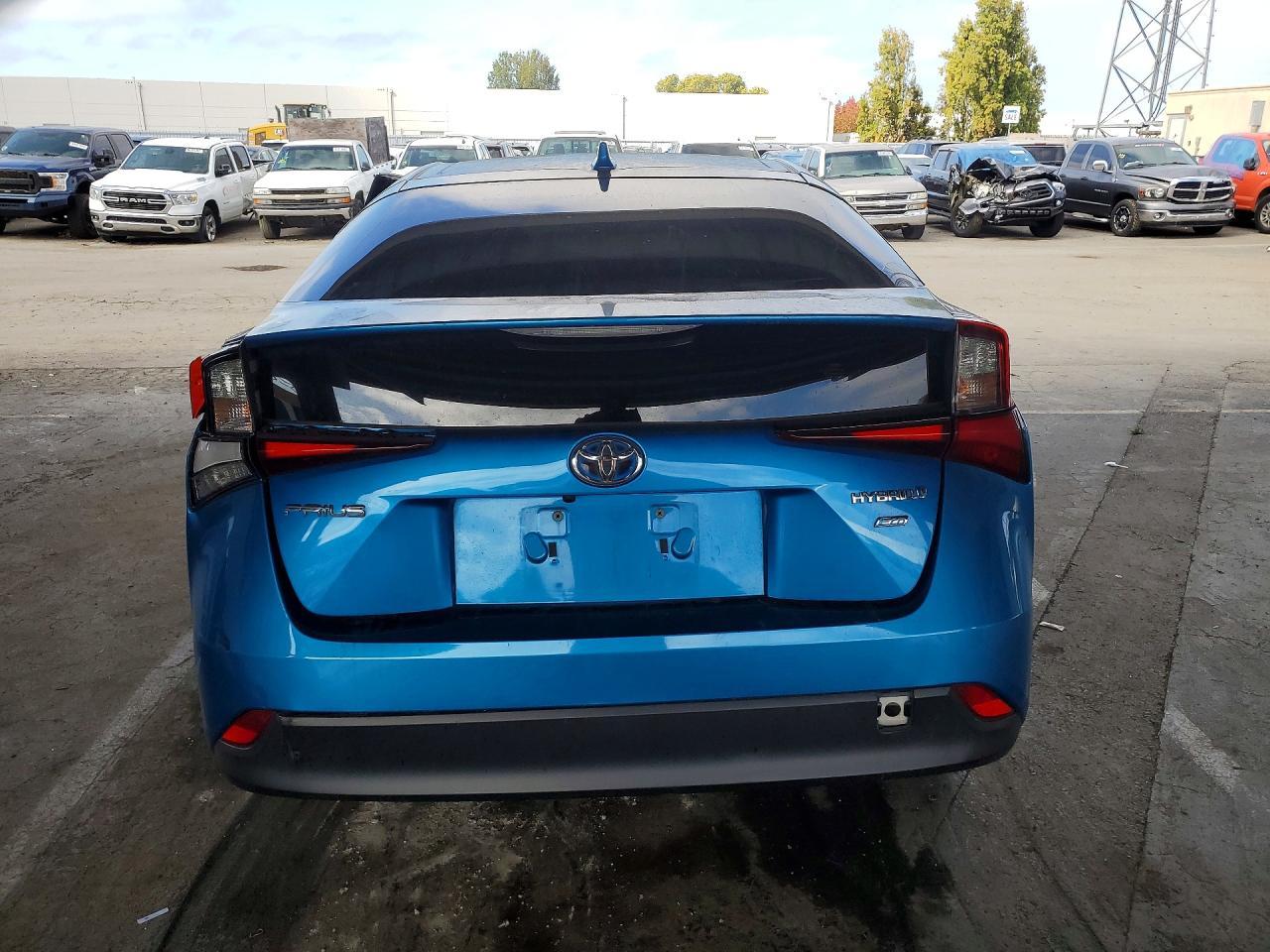 2022 Toyota Prius L Eco - Image 6