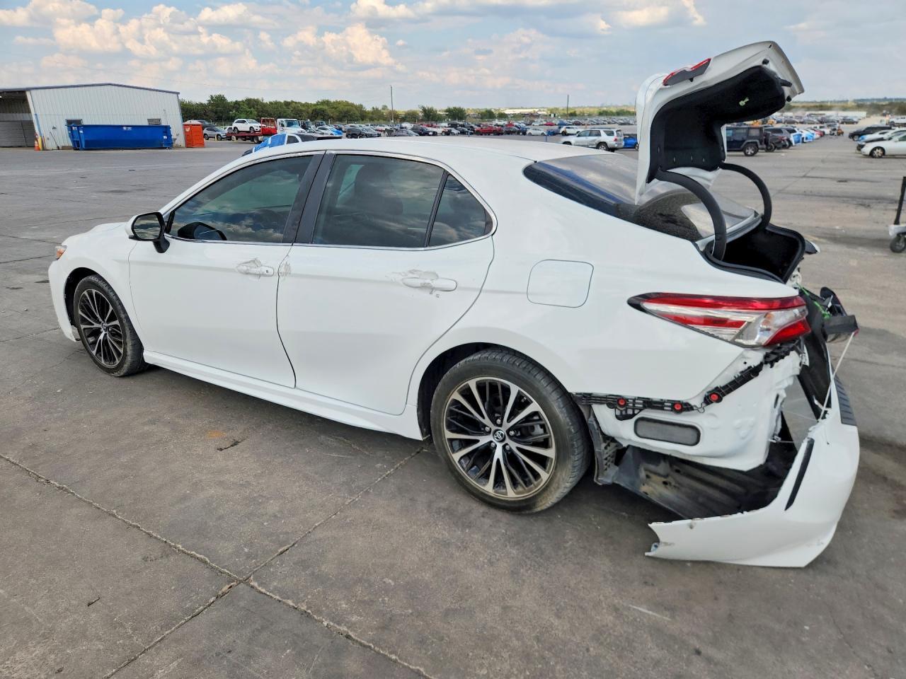 2018 Toyota Camry Se - Фото 2