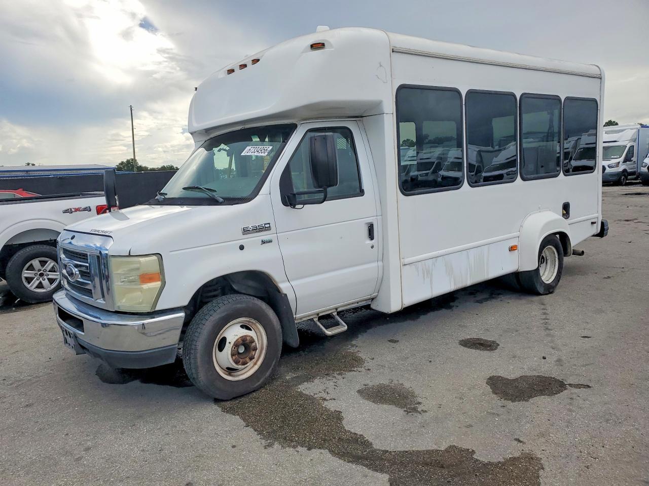 2016 Ford Econoline E350 Super Duty Cutaway Van