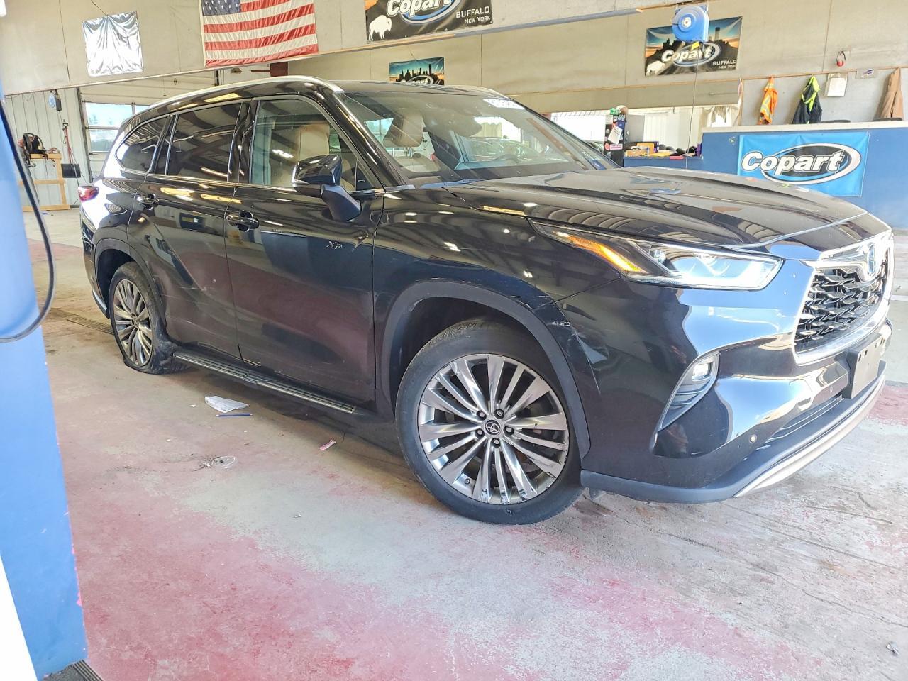 2022 Toyota Highlander Hybrid Platinum - Image 4