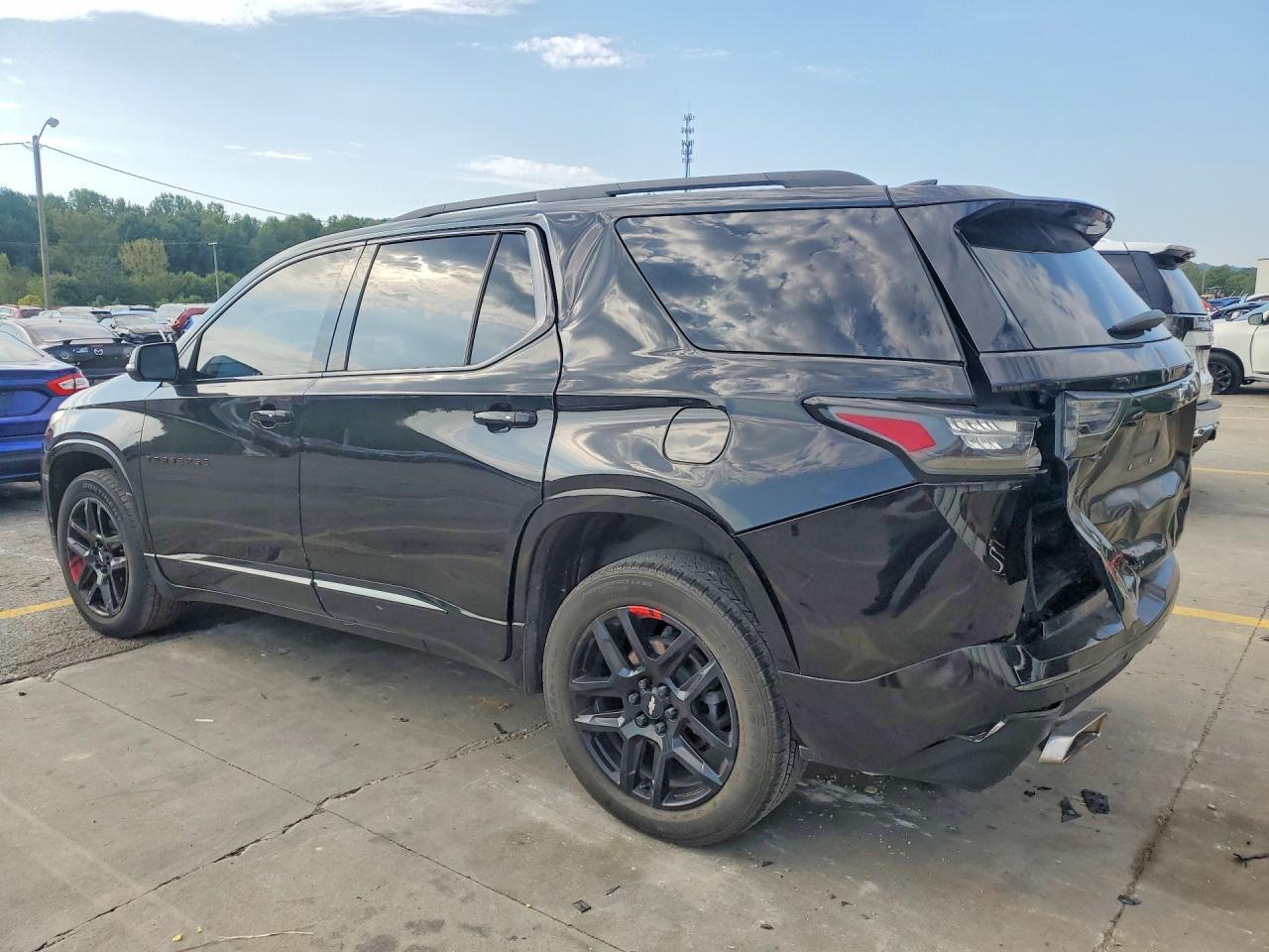 2021 Chevrolet Traverse Premier - Фото 2