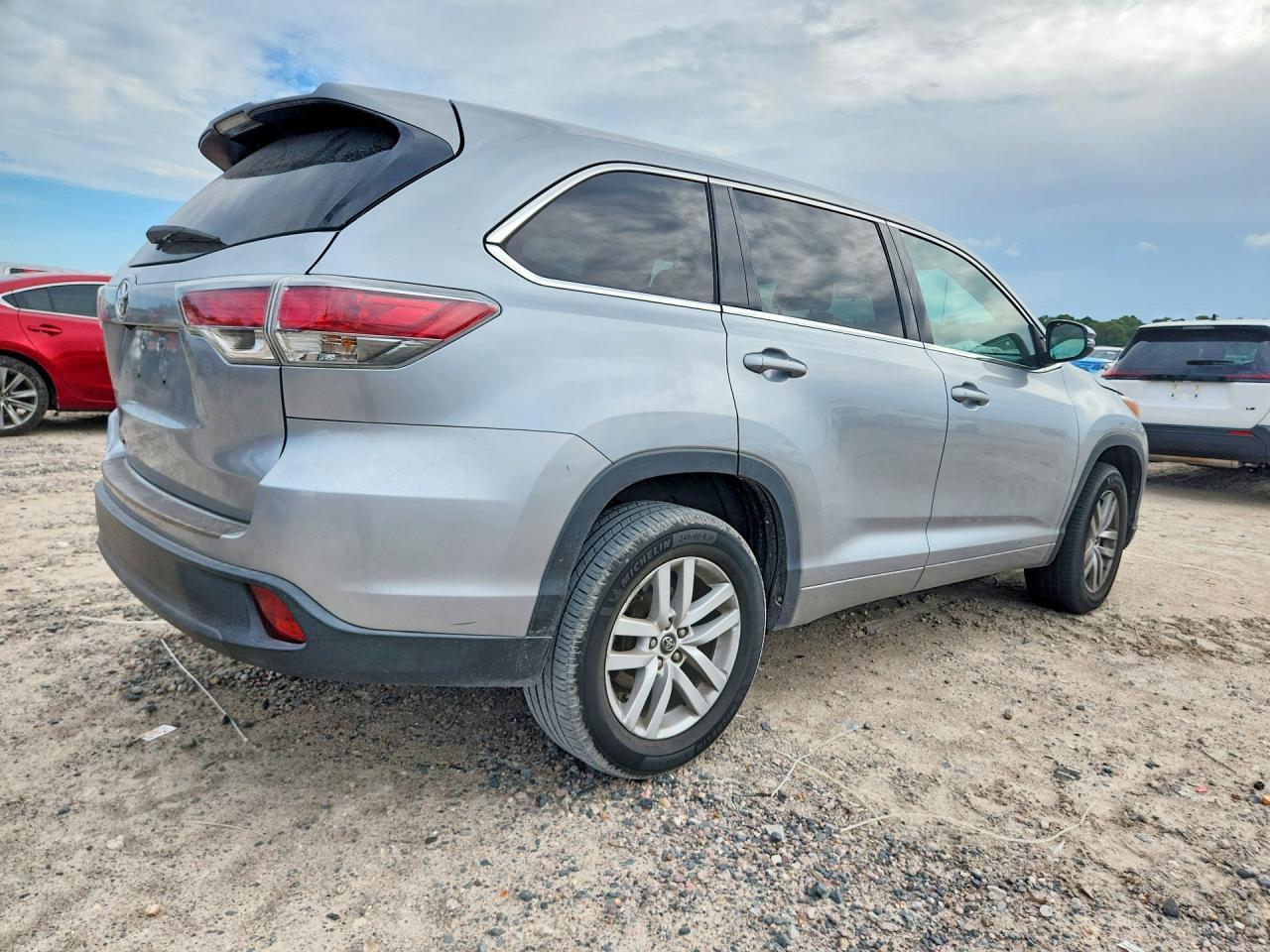 2016 Toyota Highlander Le - Image 3