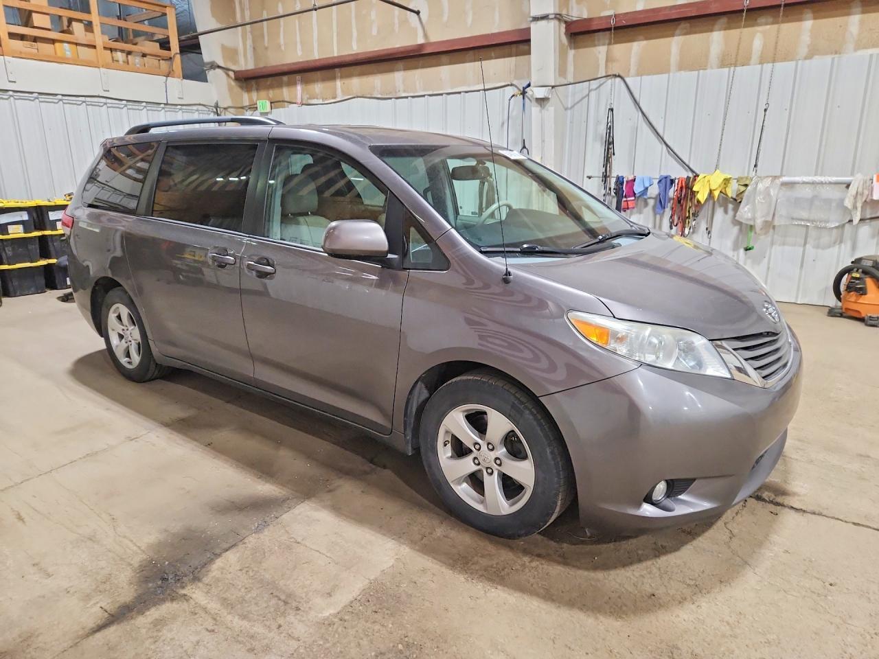 2014 Toyota Sienna Xle 7-Passenger - Фото 4