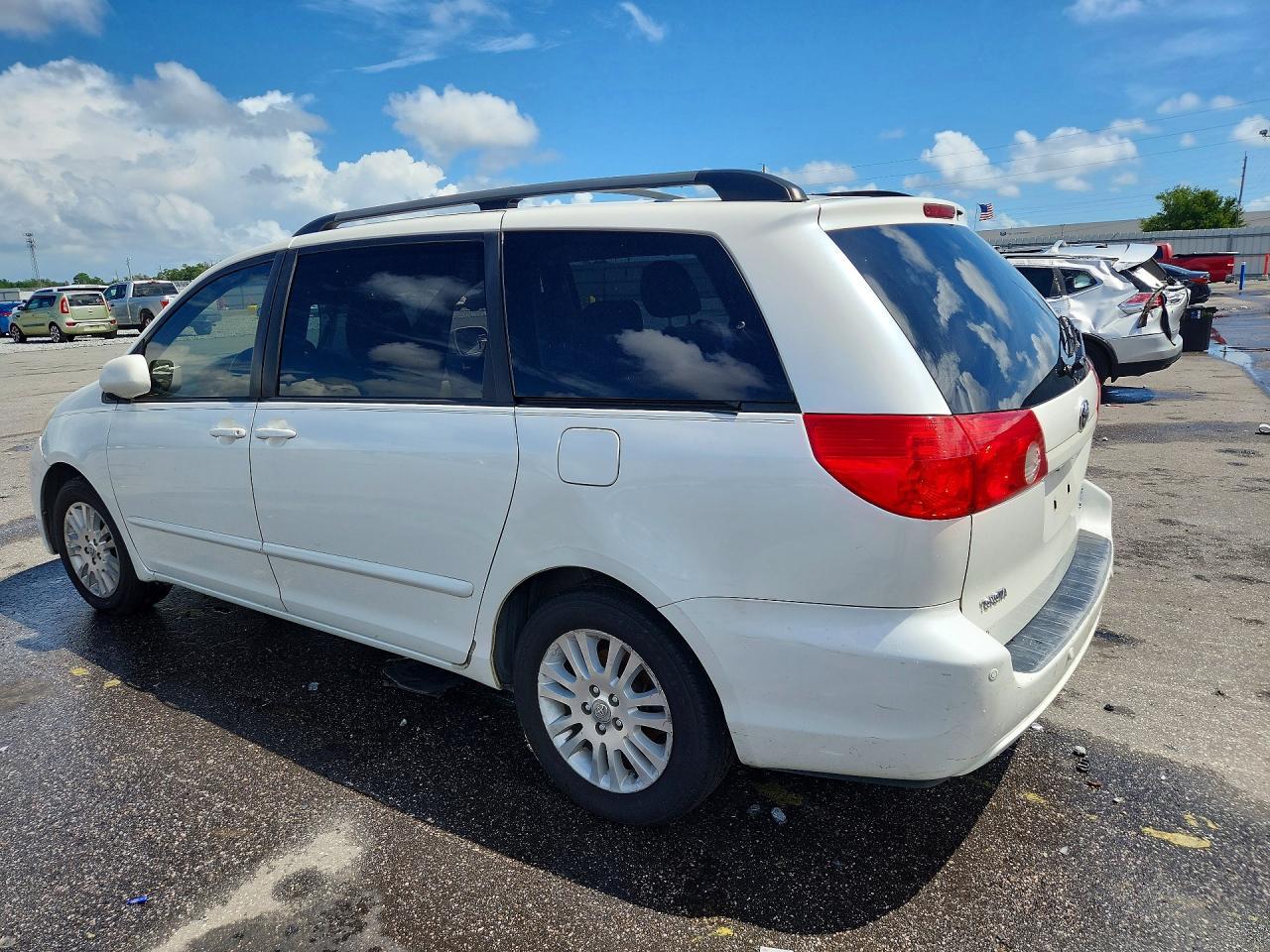 2010 Toyota Sienna Xle - Image 2