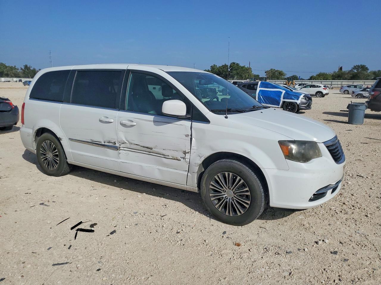 2014 Chrysler Town & Country S - Image 4