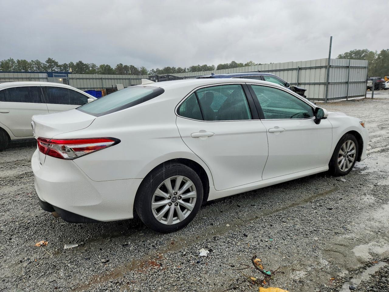 2019 Toyota Camry Le - Фото 3