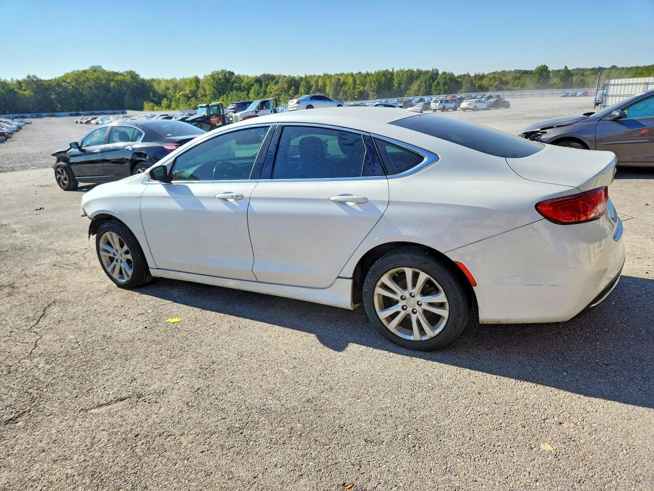 2015 Chrysler 200 Limited - Фото 2