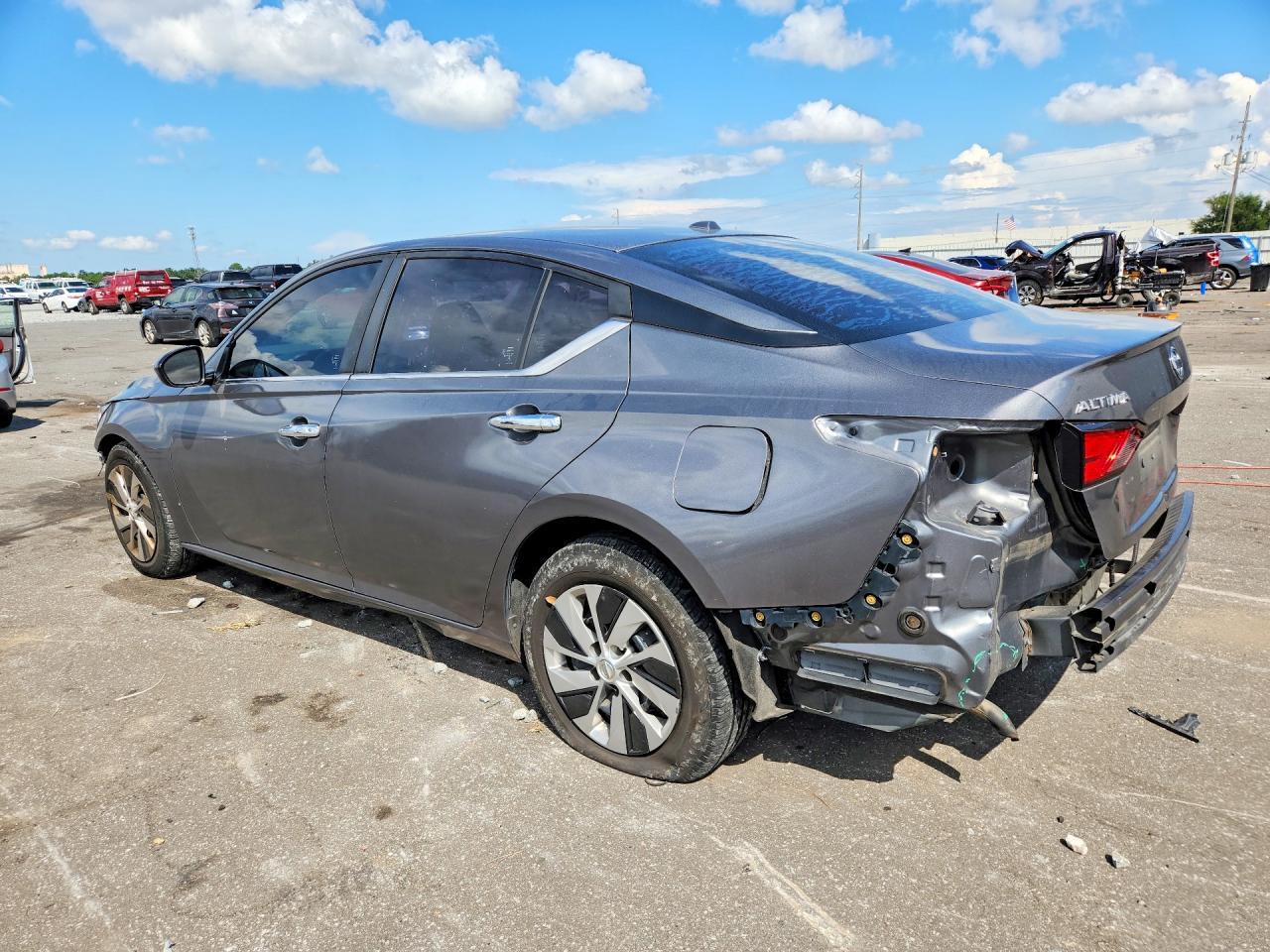 2020 Nissan Altima S - Фото 2