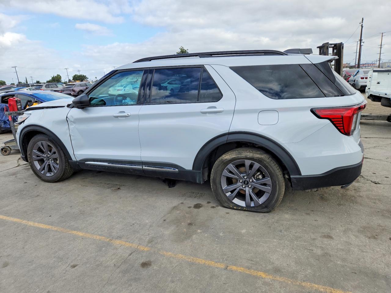 2025 Ford Explorer Active - Фото 2