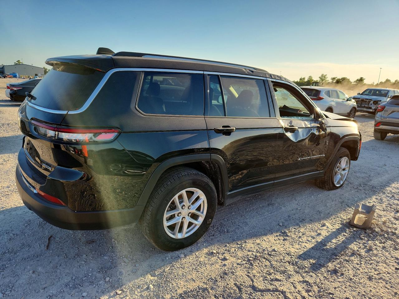 2023 Jeep Grand Cherokee L Laredo - Image 3