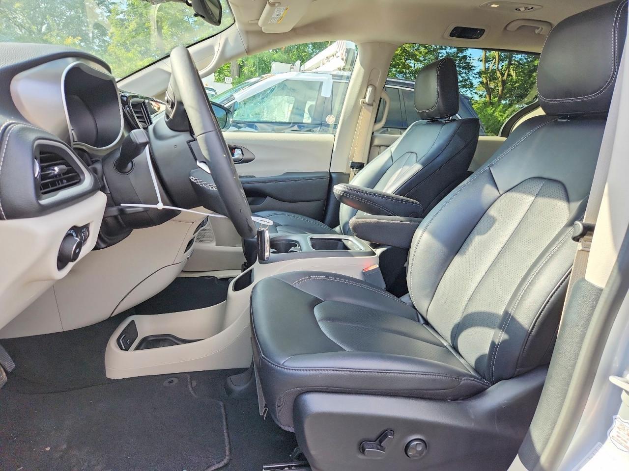 2024 Chrysler Pacifica Hybrid Select - Image 7