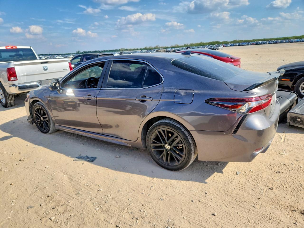 2022 Toyota Camry Se - Фото 2