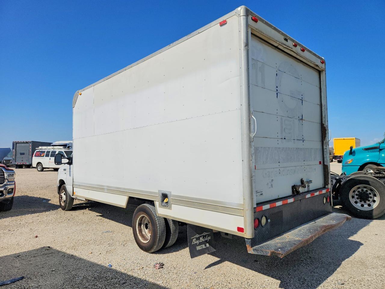 2013 Ford Econoline E350 Super Duty Cutaway Van - Фото 2