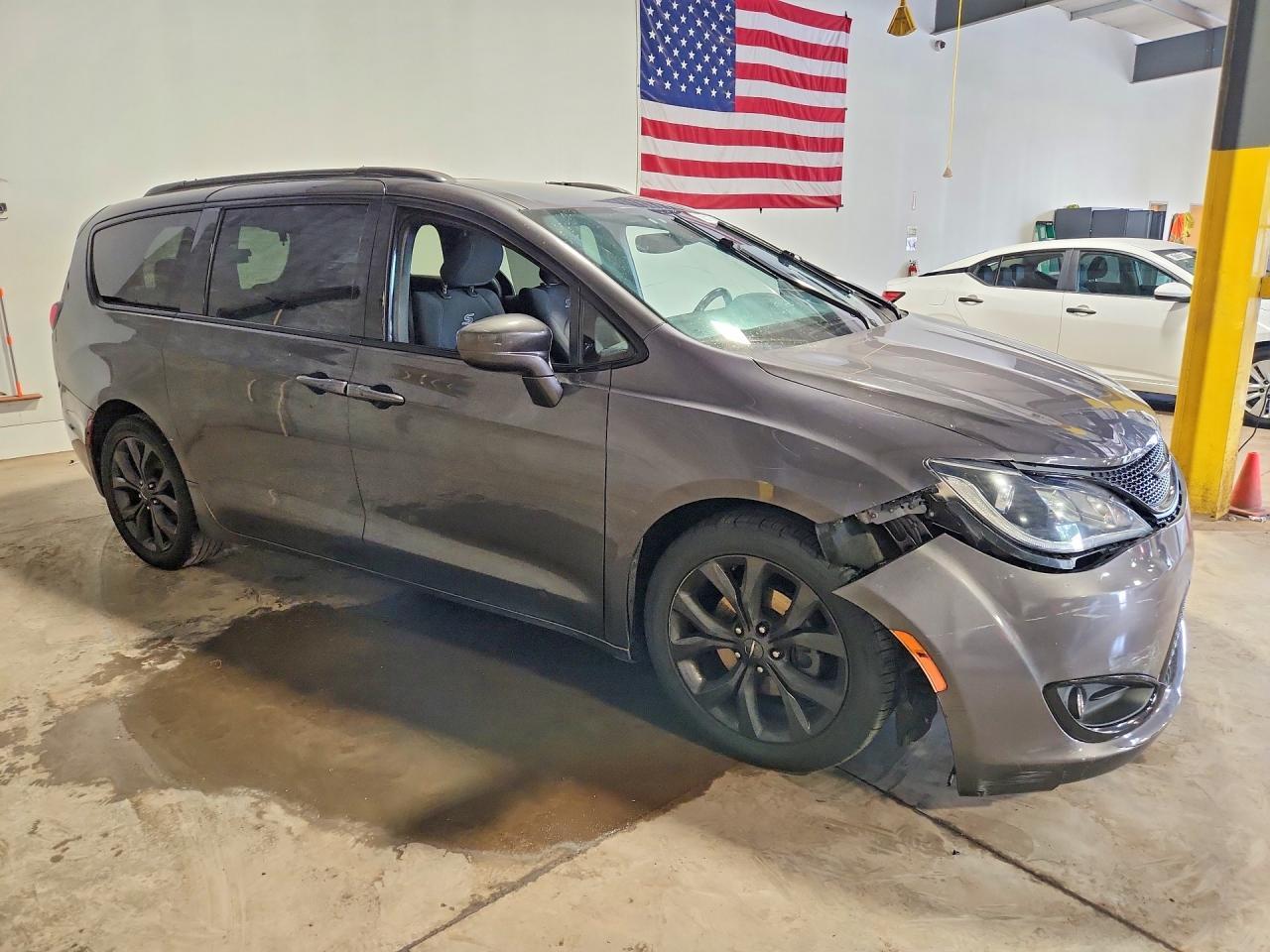 2019 Chrysler Pacifica Touring Plus - Фото 4