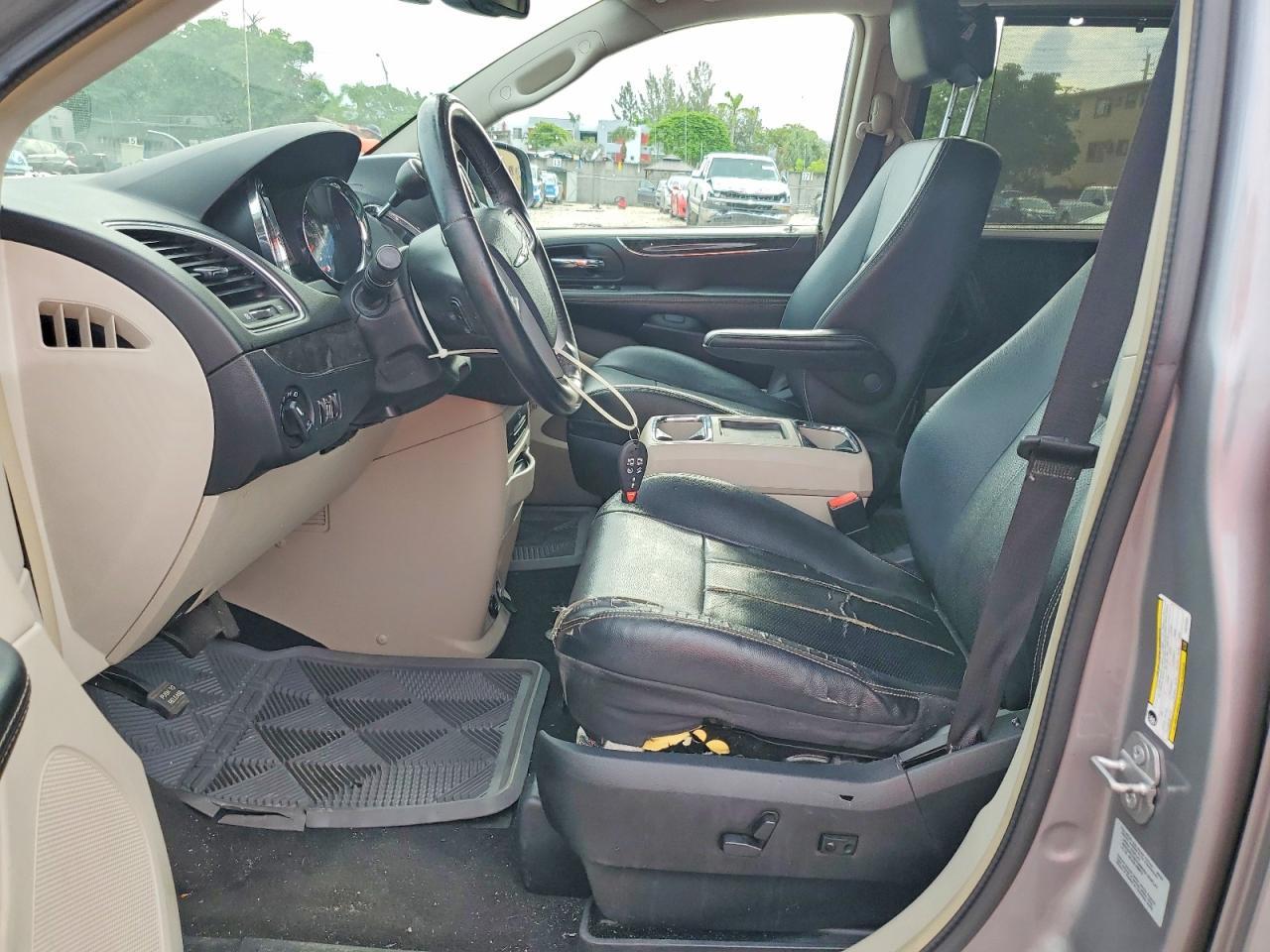2015 Chrysler Town & Country Touring L - Фото 7