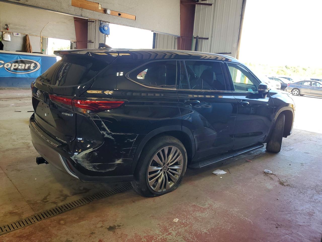 2022 Toyota Highlander Hybrid Platinum - Image 3