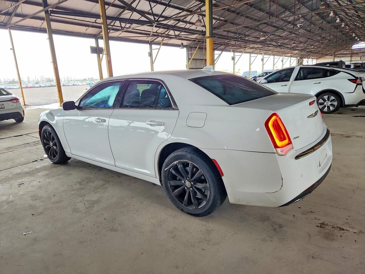 2015 Chrysler 300 Limited - Фото 2