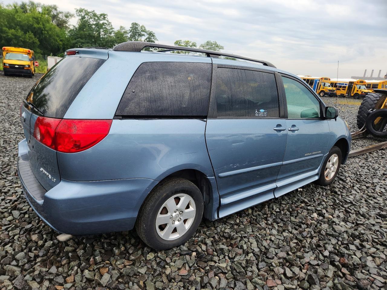 2006 Toyota Sienna Le 8 Passenger - Image 3