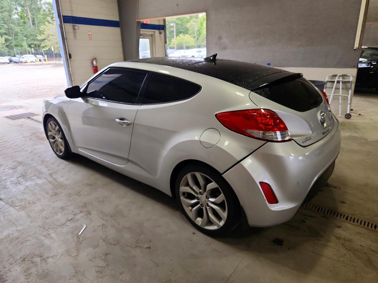 2016 Hyundai Veloster Base - Image 2