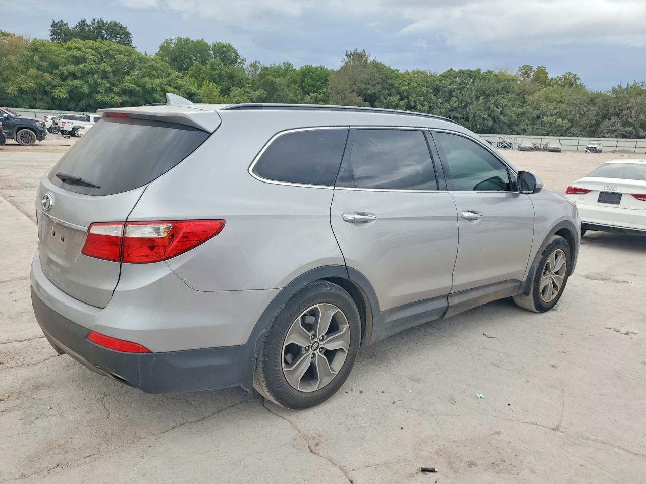 2014 Hyundai Santa Fe Gls - Image 3