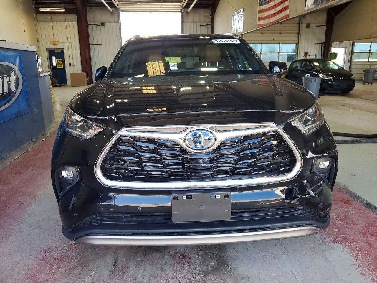 2022 Toyota Highlander Hybrid Platinum - Image 5
