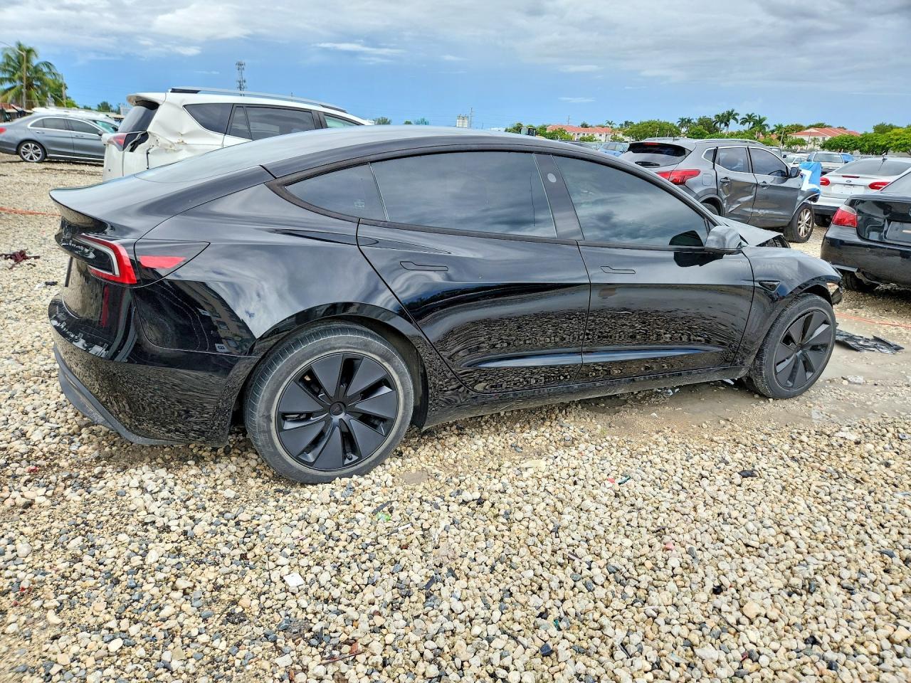 2025 Tesla Model 3 - Фото 3