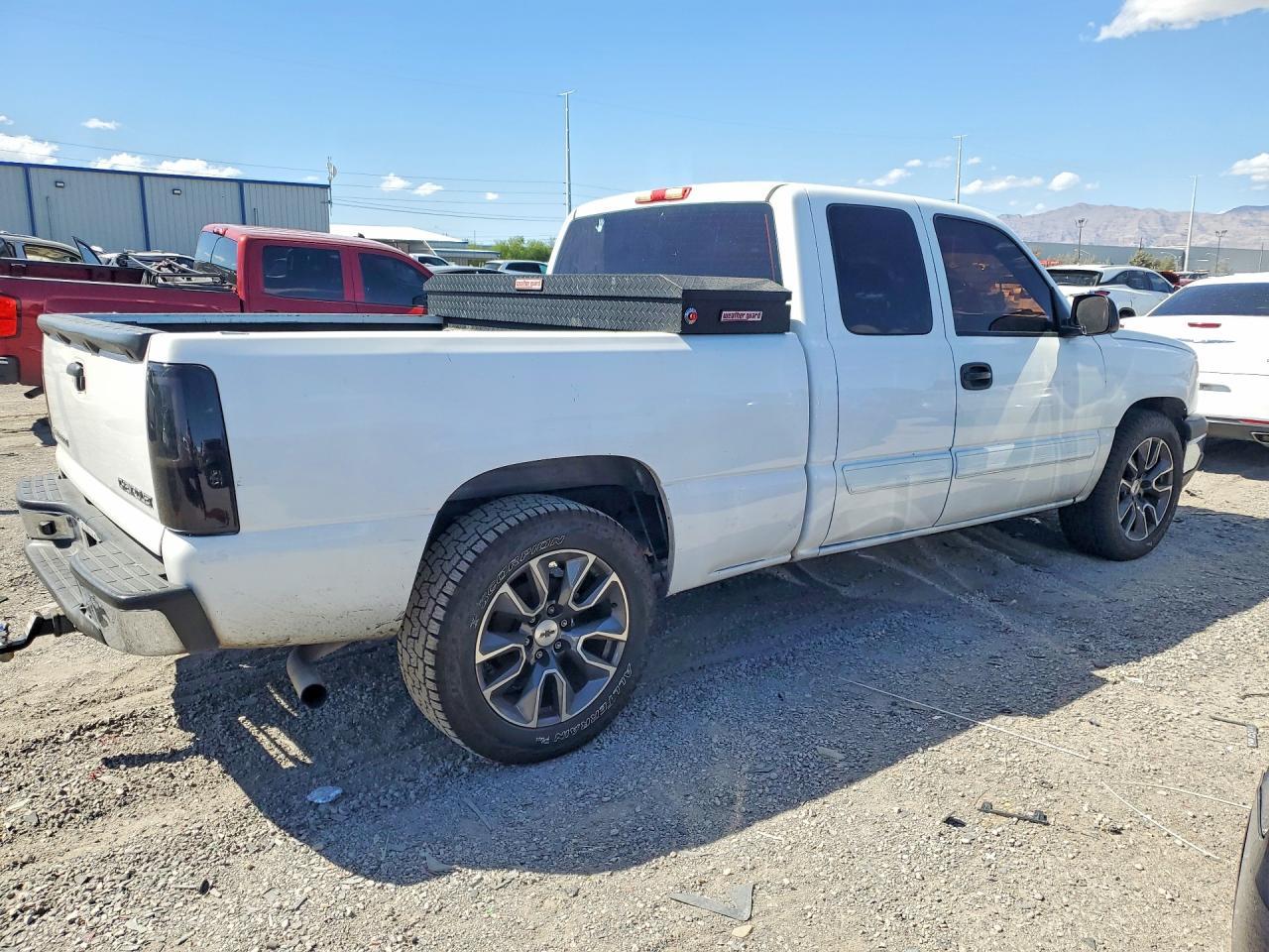 2005 Chevrolet Silverado C1500 - Image 3